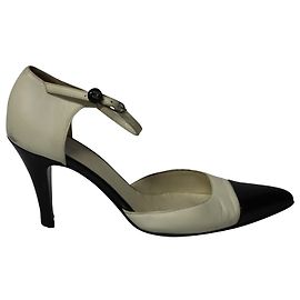 Chanel Ankle Strap Sandalen aus beigem Leder Weiß