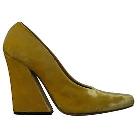 Dries Van Noten Pumps mit Blockabsatz aus gelbem Samt Gelb