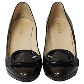 Prada-Zapatos de tacón adornados con hebilla de Prada en charol marrón-Castaño