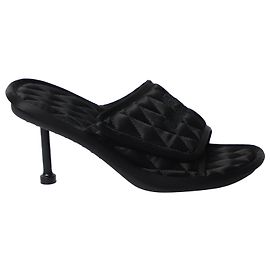 Sandália de salto acolchoado Balenciaga em cetim preto Preto