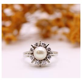 Autre Marque-Gänseblümchen-Ring mit zentraler Perle und Weißgold-Diamant-Entourage 750%O-Silber Hardware