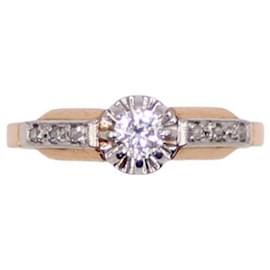 Autre Marque-Belle Epoque solitaire ring shouldered with diamonds set in yellow gold 750%o and platinum-Gold hardware