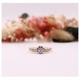 Autre Marque-Belle Epoque solitaire ring shouldered with diamonds set in yellow gold 750%o and platinum-Gold hardware