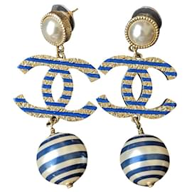 Chanel-CC A19C-Logo La Pausa Perlen-Metall-gestreifte baumelnde Ohrringe-Box-Blau