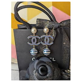 Chanel-CC A19C Logo La Pausa Scatola per orecchini pendenti a righe in metallo con perle-Blu