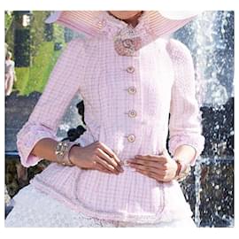 Chanel-9,5Chaqueta de tweed con broche Camellia de K$-Rosa