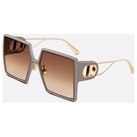 Dior-30Lunettes de soleil carrées oversizees taupe chaud MONTAIGNE SU: 30MTSUXR_55F1-Beige