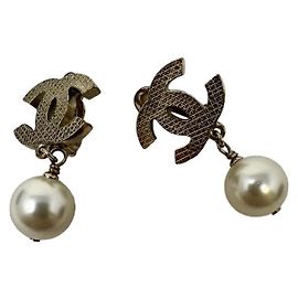 Brincos Chanel CC Logo Metal Dourado com Pingente de Pérola Dourado