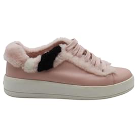 Prada-Prada-Sneaker mit Lammfellbesatz aus rosa Leder-Andere