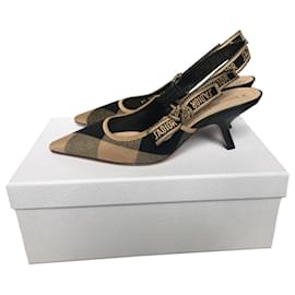 Dior-Tacones-Negro,Beige