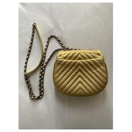 Chanel-Bolsa CHANEL em forma de bolsa dourada-Dourado