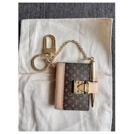 Louis Vuitton-Louis Vuitton bag jewelry-Gold hardware
