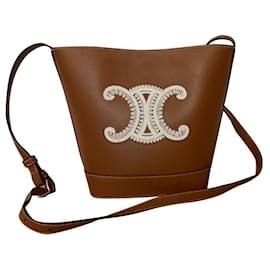 Céline-SMALL TRIOMPHE LEATHER BUCKET BAG SMOOTH CALF WITH TRIOMPHE TAN EMBROIDERY-Brown