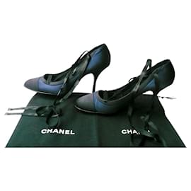 Chanel-CHANEL Décolleté in raso blu notte con tappi neri T41 Condizioni molto buone-Nero