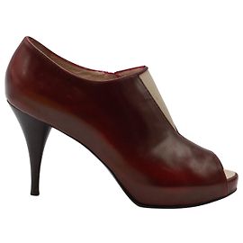 Fendi Cut-Out Peep-Toe Ankle Boots in Burgundy Leather Red Dark red