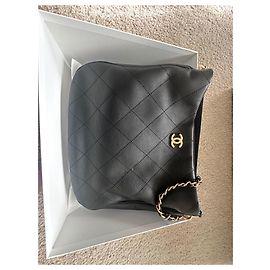Chanel 22b Maxi Hobo Negro de piel de becerro lisa acolchada Negro