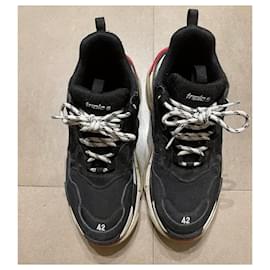 Balenciaga-Triple S-Black