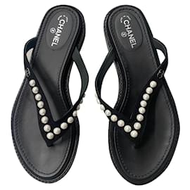 Chanel-sandália tanga chanel camurça com pérolas-Preto