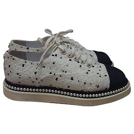 Tweed bianco Chanel/Sneaker in tessuto con lacci Bianco