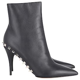 Valentino Garavani-Botines Rockstud de cuero negro de Valentino Garavani-Negro