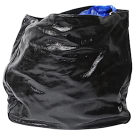 Yves Saint Laurent-Yves Saint Laurent Roady Handtasche aus schwarzem Lackleder-Schwarz