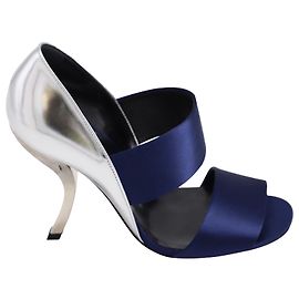 Tacchi a punta aperta con cinturino largo Roger Vivier in blu/Pelle d'argento Blu