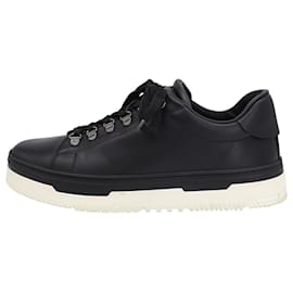 Valentino Garavani-Valentino Garavani Low Top Sneakers in Black Leather-Black
