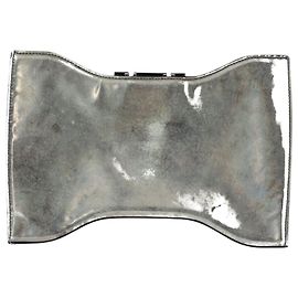 Alexander Mcqueen Squeeze It Metal-Effect Clutch in Silver Leather Silvery Metallic