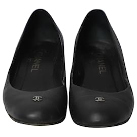 Chanel-Chanel pumps in black leather-Black