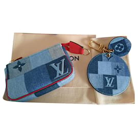 Louis Vuitton-Monogramm-Jeansbeutel + Schlüsselanhänger  / KAPSEL-Taschenanhänger 2020-Blau