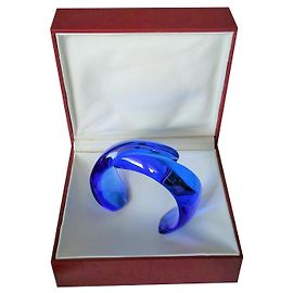 neuf, Halboffener Armreif aus BACCARAT-Kristall, signiert Blau Marineblau Hellblau Dunkelblau