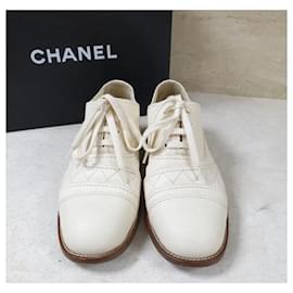 Chanel-Zapatos Oxford con cordones CC acolchados de piel de becerro de Chanel-Beige