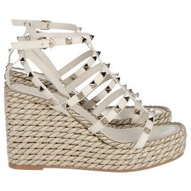 Valentino Garavani Sandália Rockstud Gaiola com Cunha 95 em couro de bezerro marfim Couro Branco Cru
