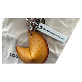 Louis Vuitton-Biscoito da Sorte Louis Vuitton / Pingente Biscoito da Sorte Marrom Conhaque-Conhaque