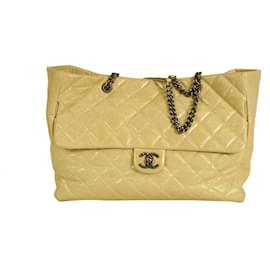 Chanel-CHANEL Bolso tote beige con bolsillo delantero con solapa grande de piel de becerro vidriada herrajes de bronce de cañón-Beige
