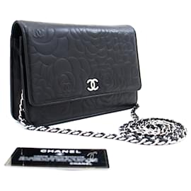 Chanel-CHANEL Borsa a tracolla WOC in pelle nera con rivestimento in camelia incisa-Nero