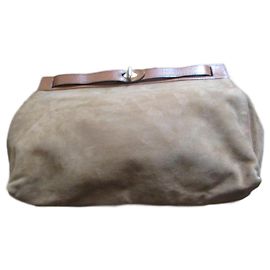 Carel Pochette suede camel. Caramel