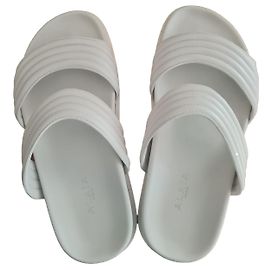 Mules Alaïa em couro branco Branco