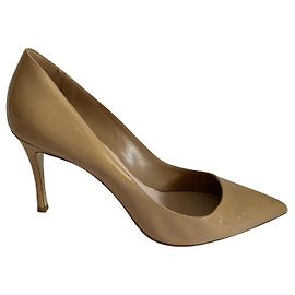 Tacones Miu Miu de charol beige 41 Beige