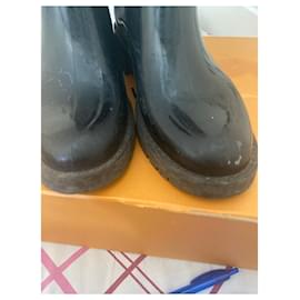 Louis Vuitton-drops-Black