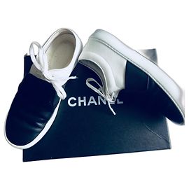 Chanel Baskets noires et blanches à enfiler Noir Blanc