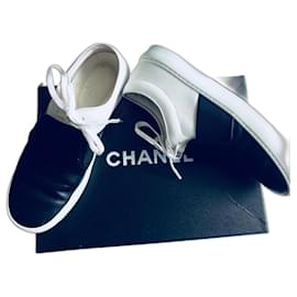 Chanel-Zapatillas sin cordones en blanco y negro-Negro,Blanco