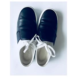 Chanel-Zapatillas sin cordones en blanco y negro-Negro,Blanco