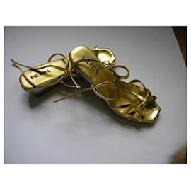 Prada-Sandalen mit Absatz, Goldenes Leder, 35,5IT.-Golden