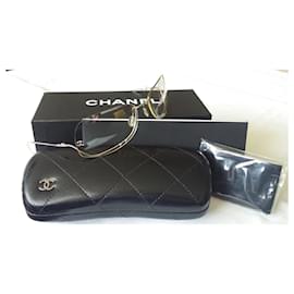 Chanel-Randlos mit Perle – Neuwertiger Zustand-Grau,Metallisch