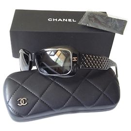 Chanel Ano 2000 - Logotipo CC dourado - Ramos acolchoados com tachas douradas Preto Dourado