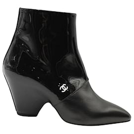 Chanel-Chanel 20Stiefeletten mit C-Logo aus schwarzem Lackleder-Schwarz