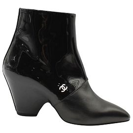 Chanel 20Botines con logo C en charol negro Negro