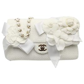 Chanel Camellia Enfeitada Bolsa Média Clássica com Aba em Tweed Branco Branco