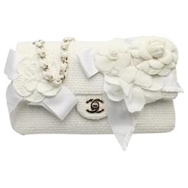 Chanel-Chanel Camellia Enfeitada Bolsa Média Clássica com Aba em Tweed Branco-Branco